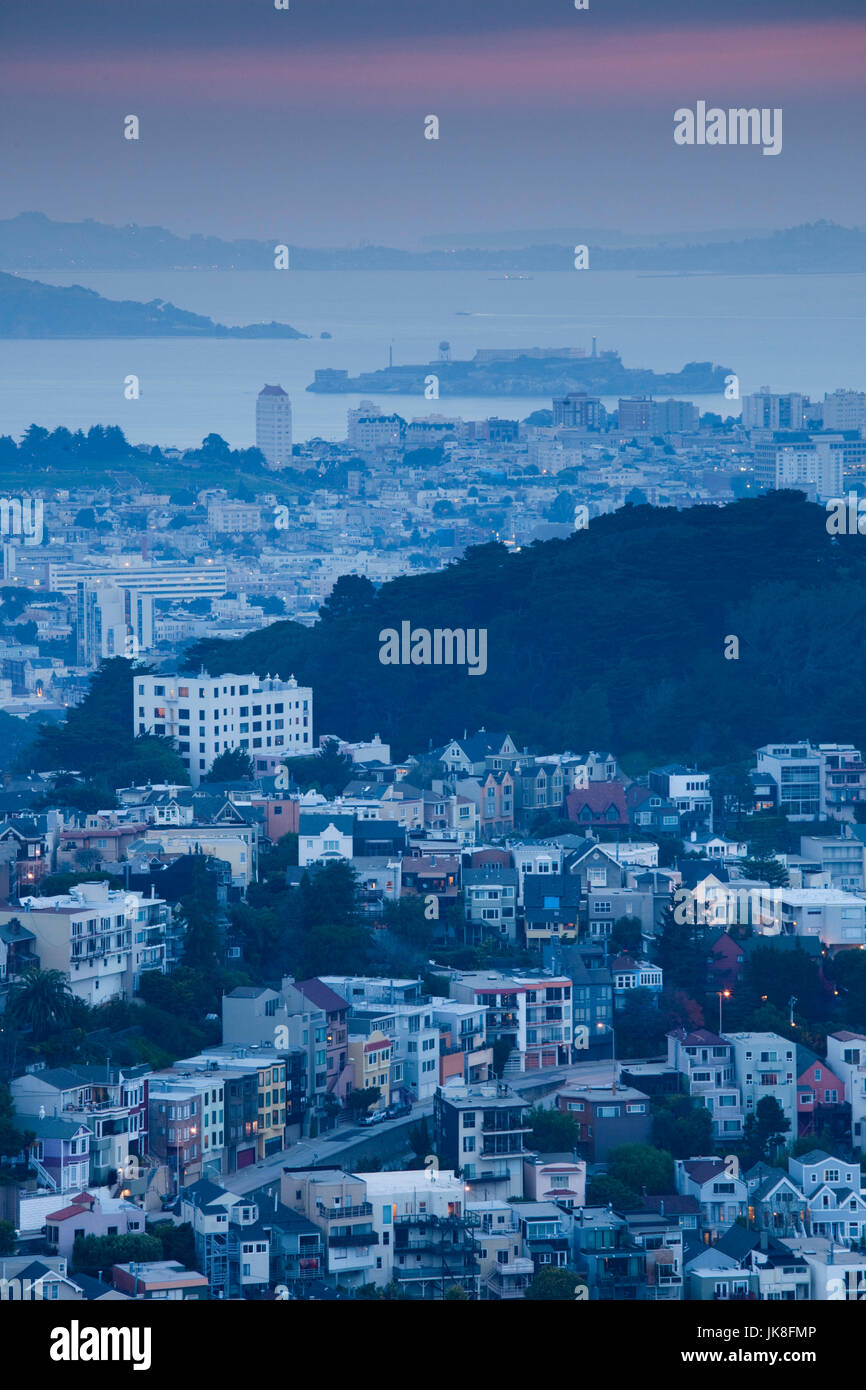 California, Estados Unidos, San Francisco, Twin Peaks, elevada con vistas a la ciudad y la Isla de Alcatraz, dawn Foto de stock