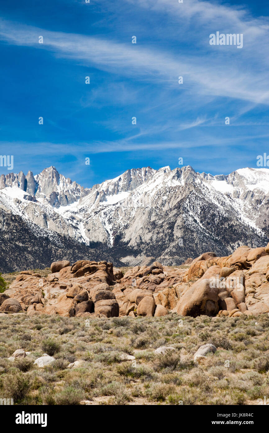 California, Estados Unidos, la parte oriental de Sierra Nevada, y Lone Pine, el paisaje de las colinas de Alabama Foto de stock