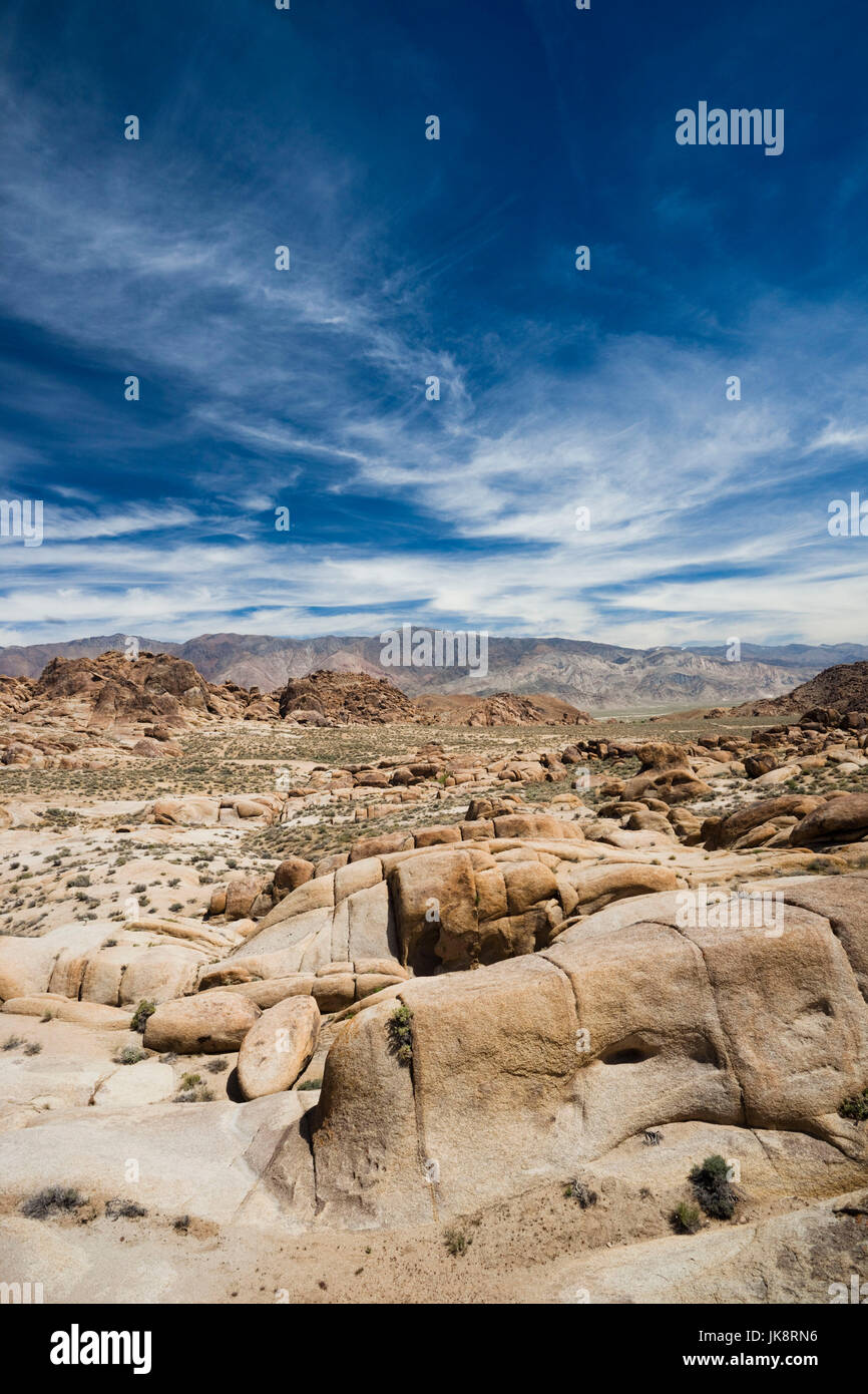 California, Estados Unidos, la parte oriental de Sierra Nevada, y Lone Pine, el paisaje de las colinas de Alabama Foto de stock