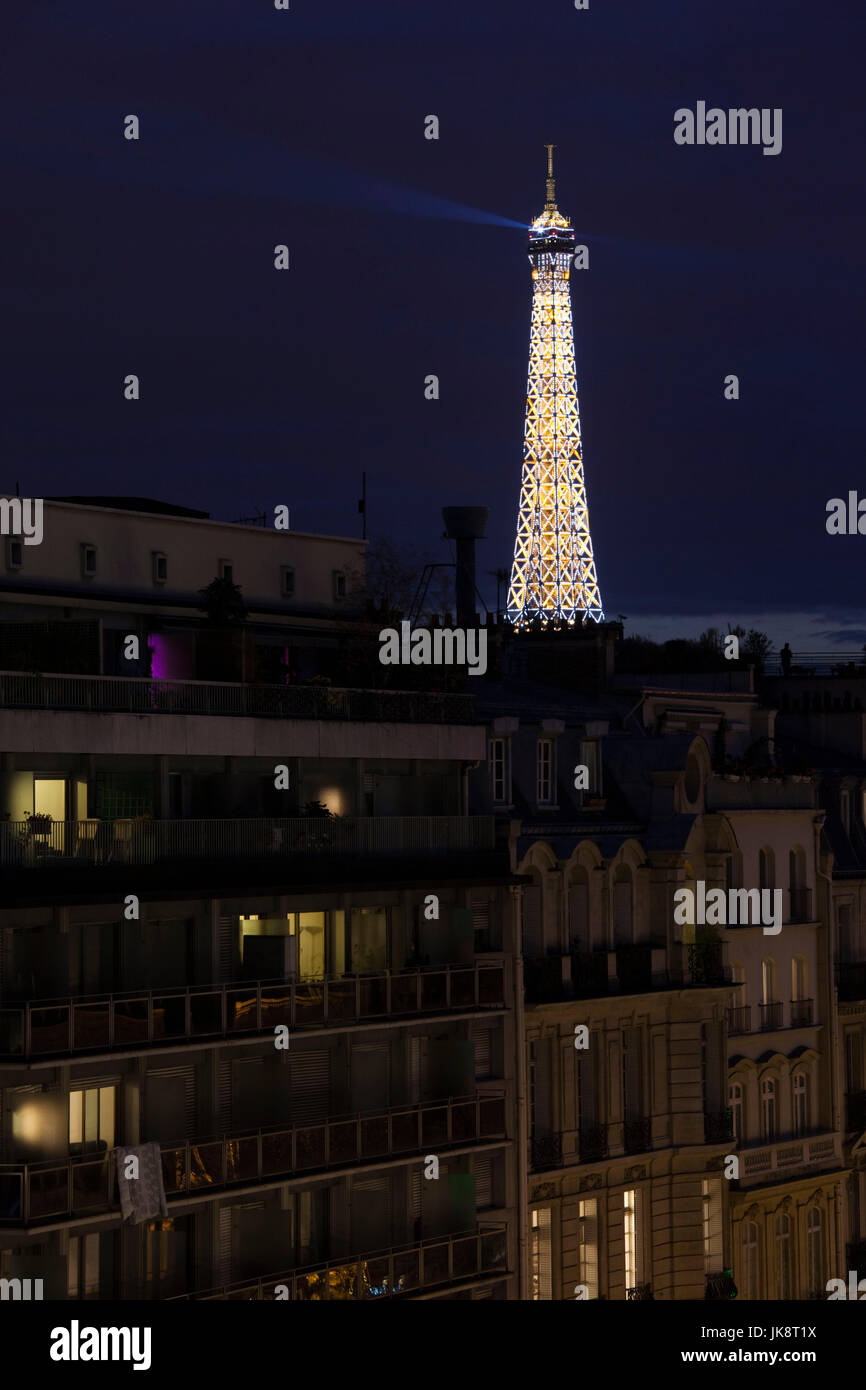 Francia, Paris, elevada vista de la Torre Eiffel desde la Avenue de Wagram, noche Foto de stock