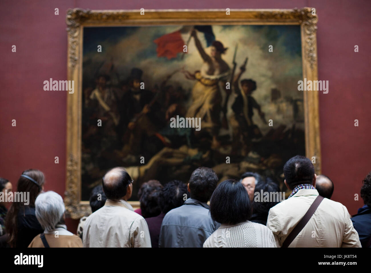 Francia, París, Musée du Louvre, la galería de pintura francesa del siglo XIX, los visitantes a la pintura La Libertad guiando a la gente por Delacroix Foto de stock