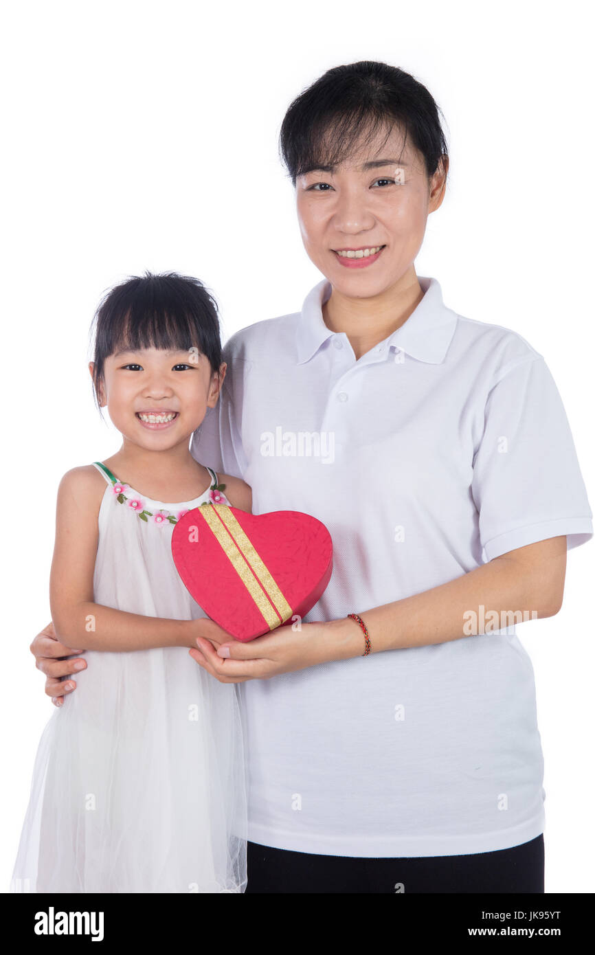 Niña China Asia celebrando el día de la madre con su mamá aislados en