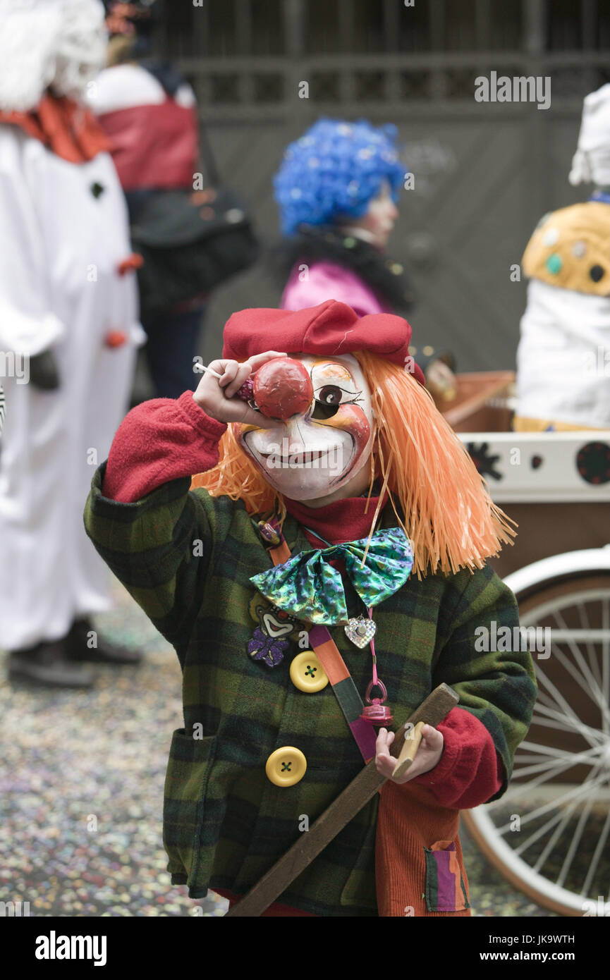 Schweiz, Basilea, Gasse, Fasnacht, Zuschauer, amable maskiert, payaso, Stadt, Faschingszeit, Fasching, Basler Fasnacht, Straße, Larve Faschingstreiben Fasnachts-Umzug,,,,, Clownmaske Faschingsmaske Menschen, Teilnehmer, Verkleidung, Kostüm, feiern, tradición, Spaß, Vergnügen, außen Foto de stock