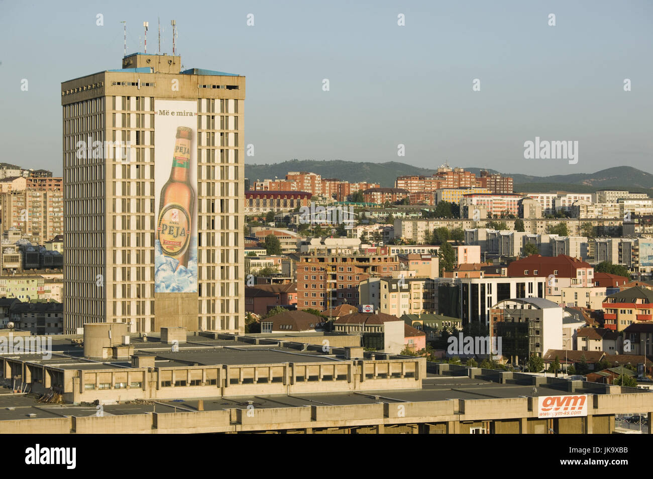 Kosovo, Prishtina, Stadtzentrum, Gebäude, Reklame, Foto de stock