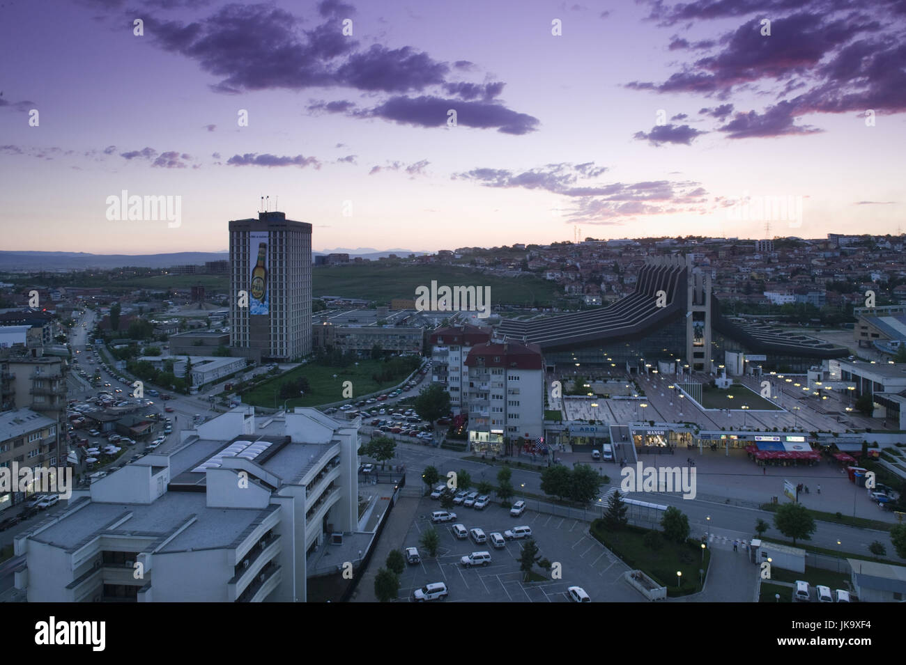 Kosovo, Prishtina, Quendra Stadtübersicht Einkaufszentrum Abenddämmerung Bezirk,,, Foto de stock