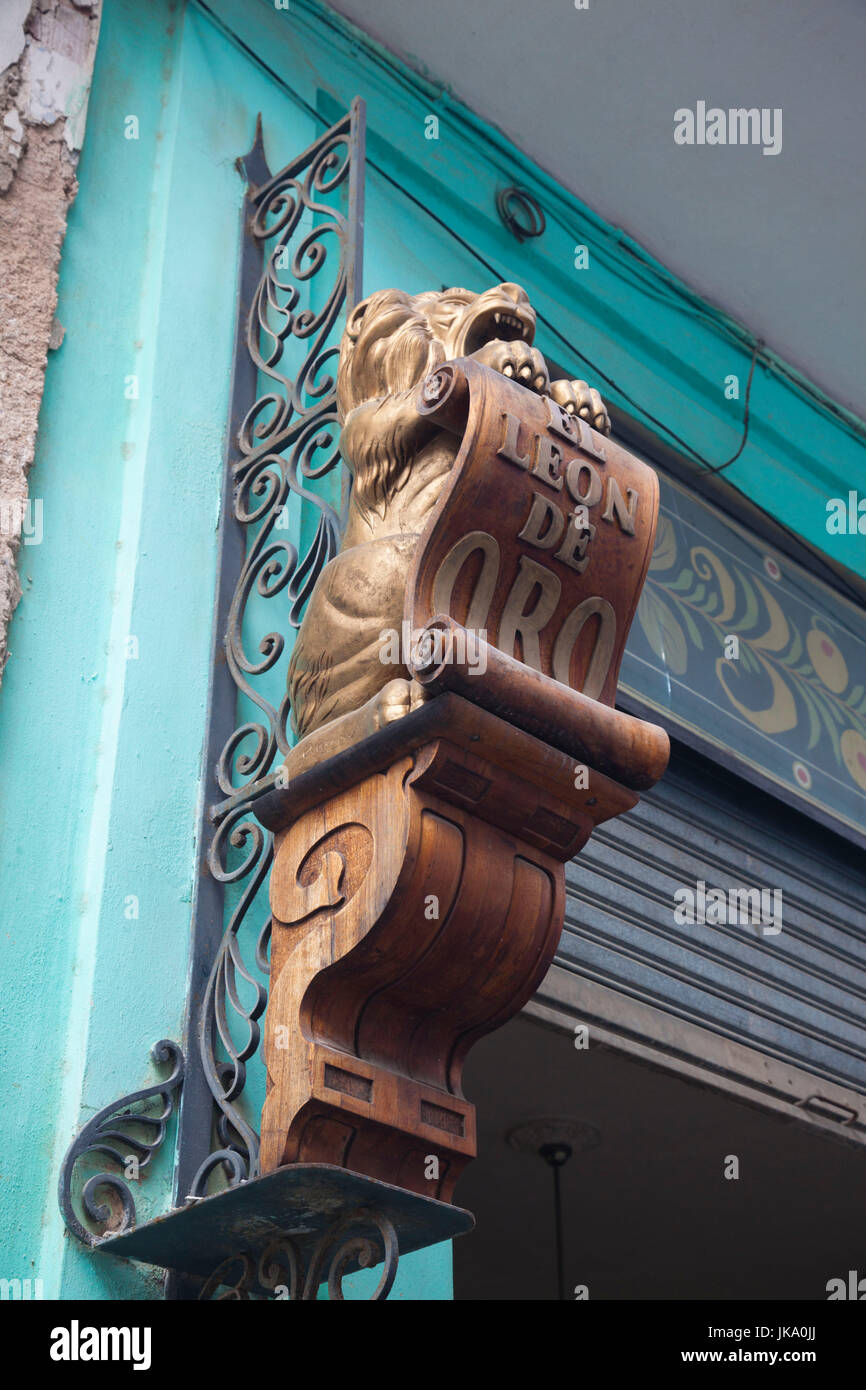 Cuba, La Habana, Ciudad de La Habana Vieja, firmar por el León de Oro farmacia Foto de stock
