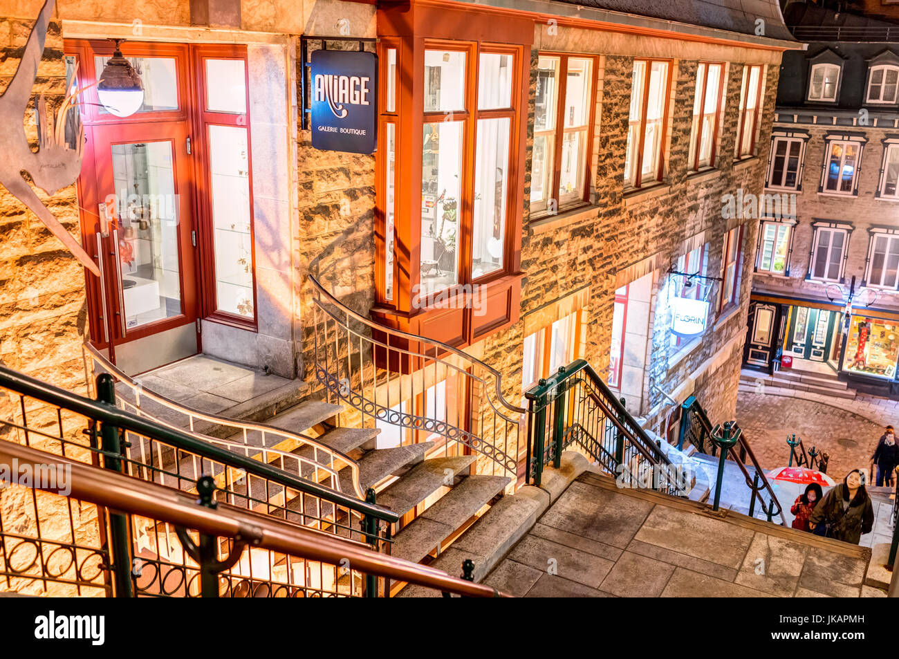 La Ciudad de Quebec, Canadá - 30 de mayo de 2017: la gente caminando hasta la famosa escalera o escalones en la parte inferior de la ciudad vieja calle Rue du Petit Champlain por restaurantes Foto de stock
