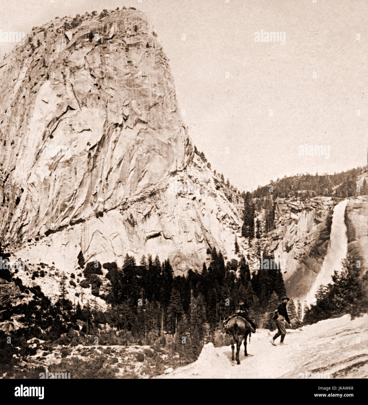 Hombre conduciendo caballo sobre trail en Nevada Falls y tapa de libertad mirando al oriente, Yosemite, California, EE.UU. en 1902 Foto de stock