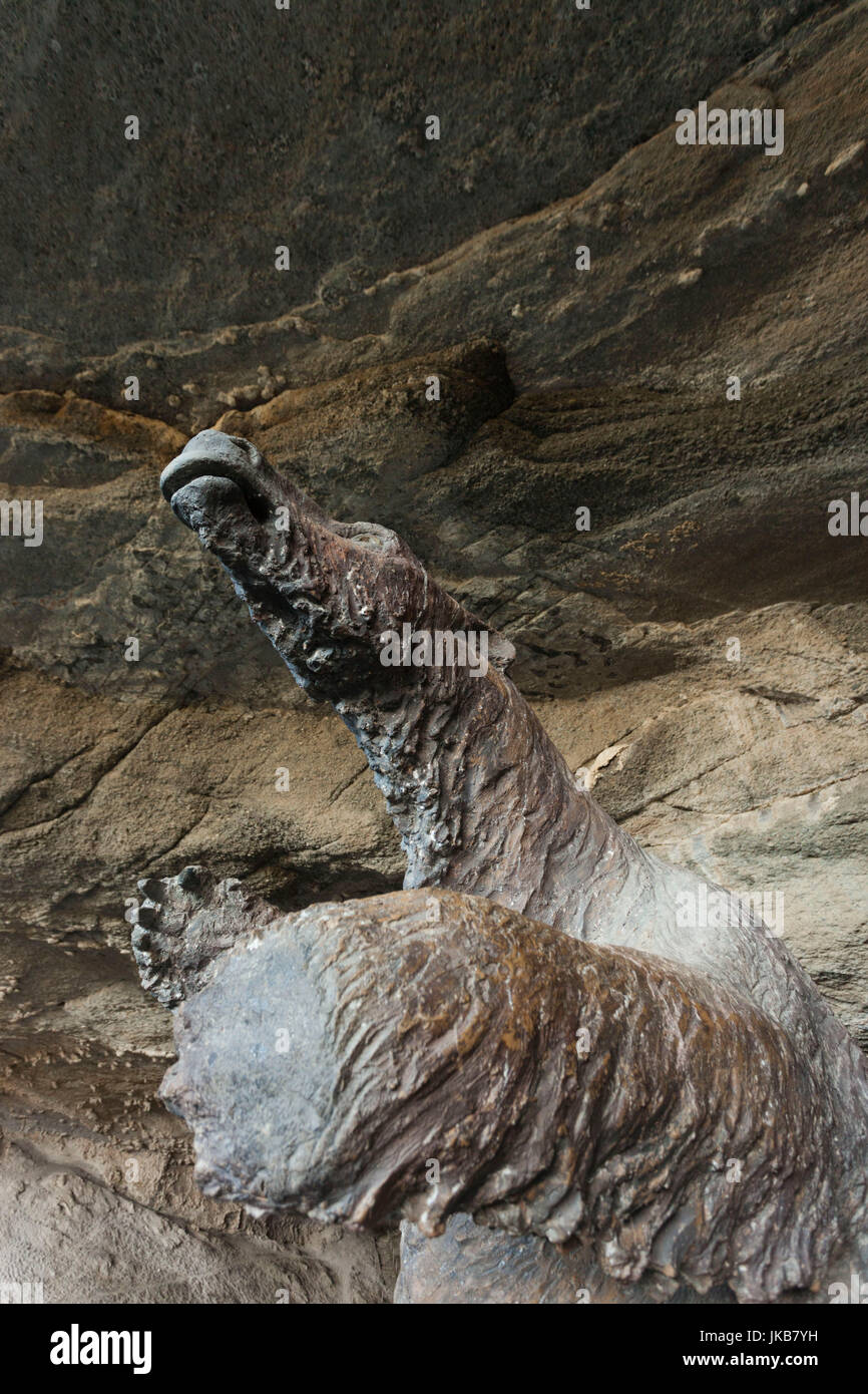 Chile, Región de Magallanes, Puerto Natales, Cueva del Milodón, estatua de pre-histórico Ground Sloth, el Milodon Foto de stock
