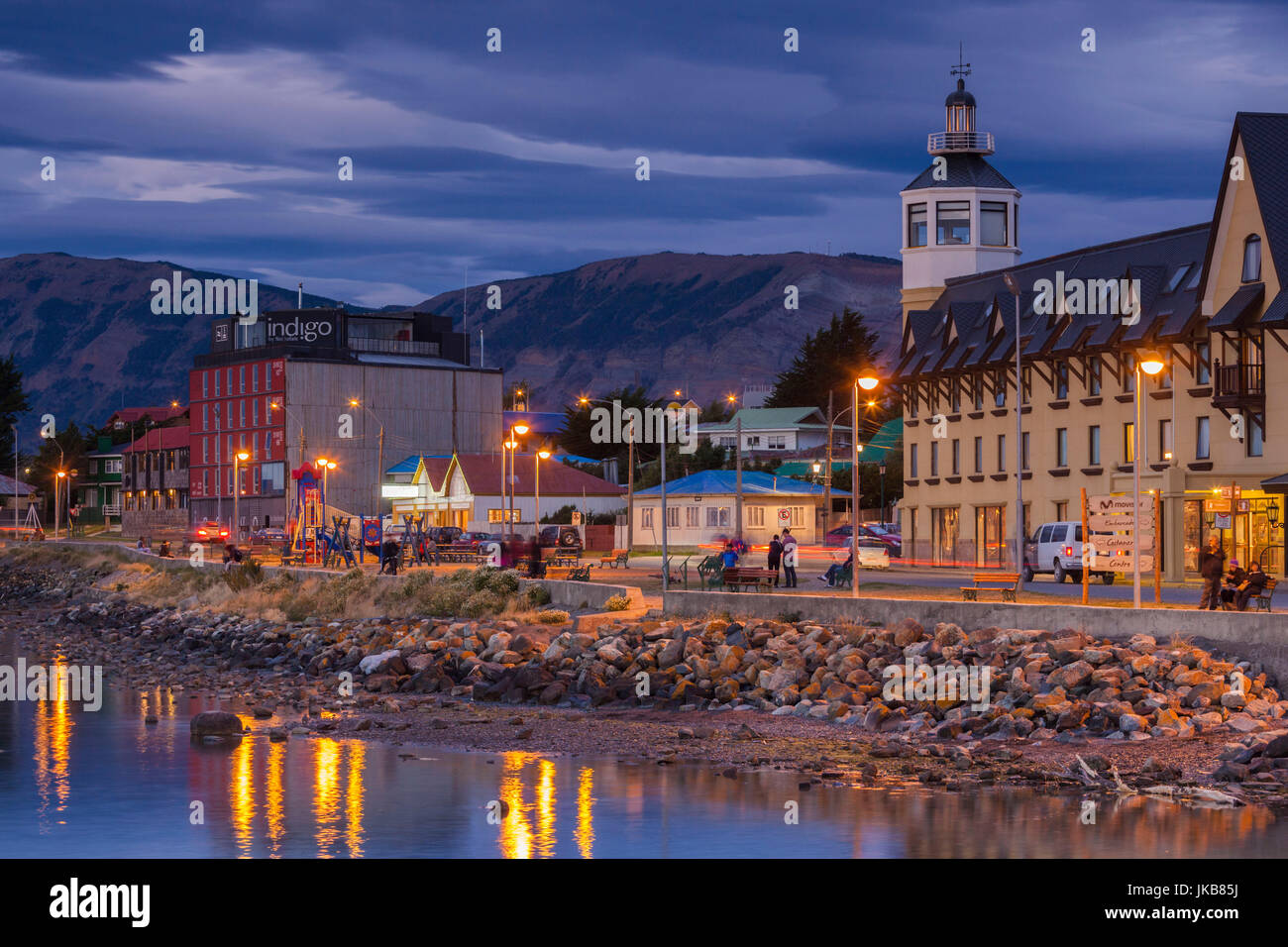 Chile, Región de Magallanes, Puerto Natales, ciudad costera, ver el  atardecer Fotografía de stock - Alamy