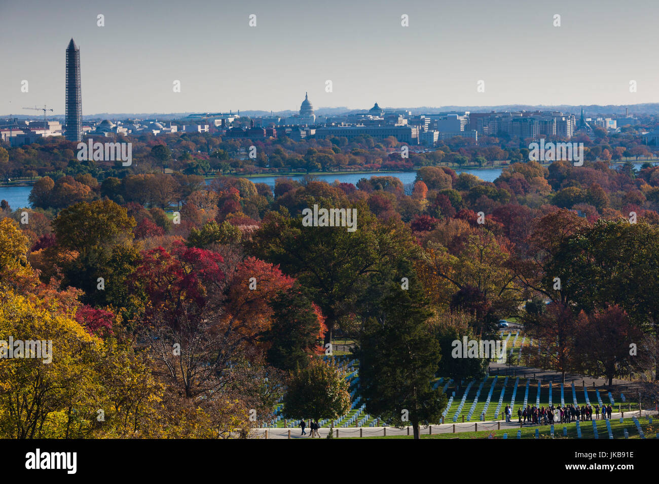 Estados Unidos del Norte de América, Arlington, Virginia, el Cementerio Nacional de Arlington, vista elevada hacia el Monumento a Washington, el Capitolio de EE.UU y Washington DC. Foto de stock