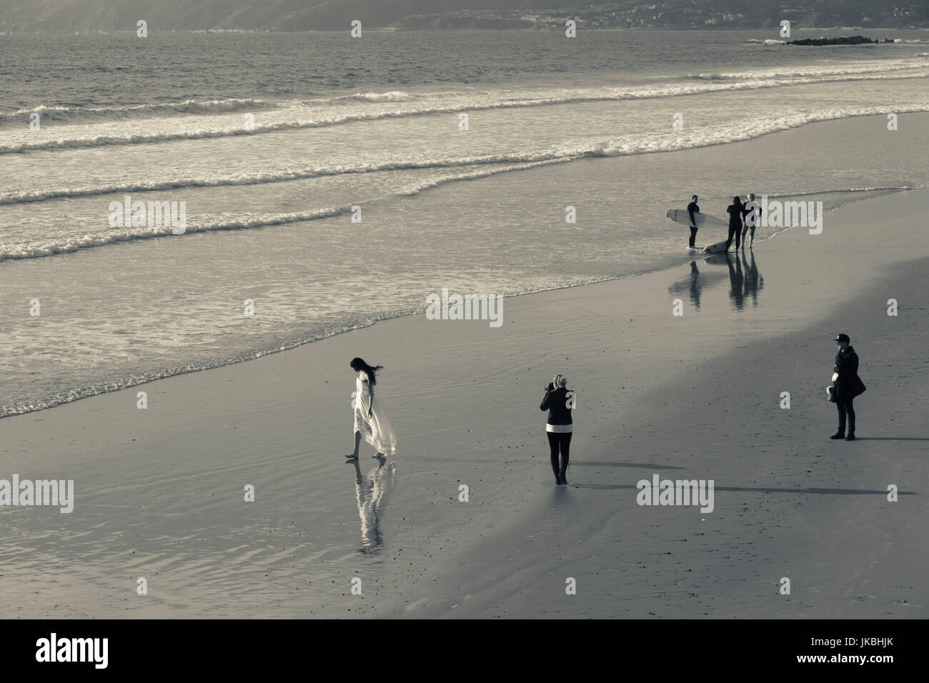 California, Estados Unidos, Los Angeles, Venecia, playa elevada opinión de personas en la playa de Venice Pier Foto de stock