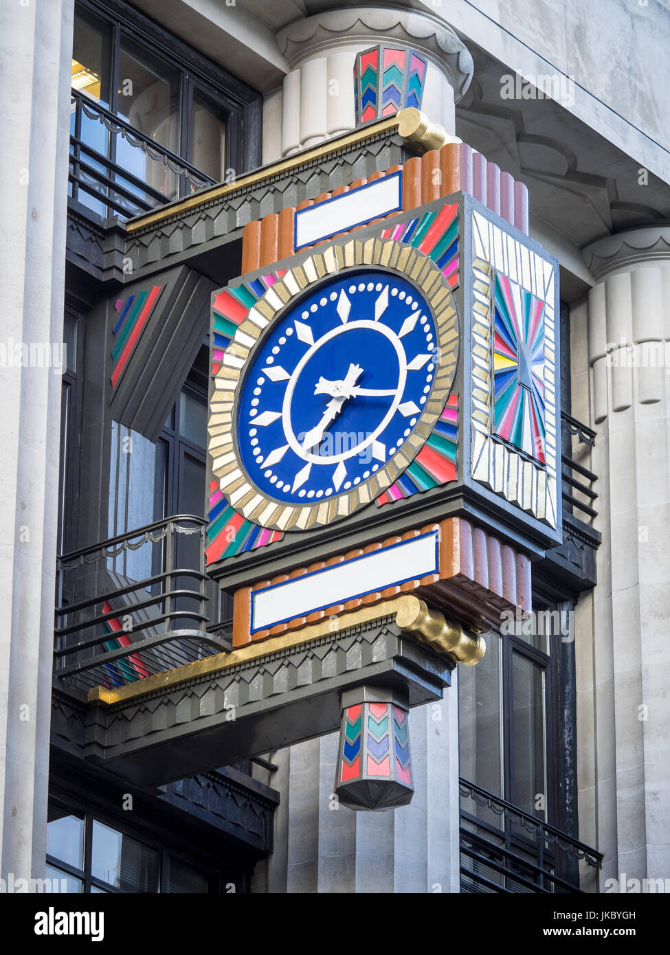 Reloj Art Deco ornamentado en el antiguo edificio Daily Telegraph en Fleet Street, Londres. El edificio (ahora Peterborough Court) alberga a Goldman Sachs Foto de stock
