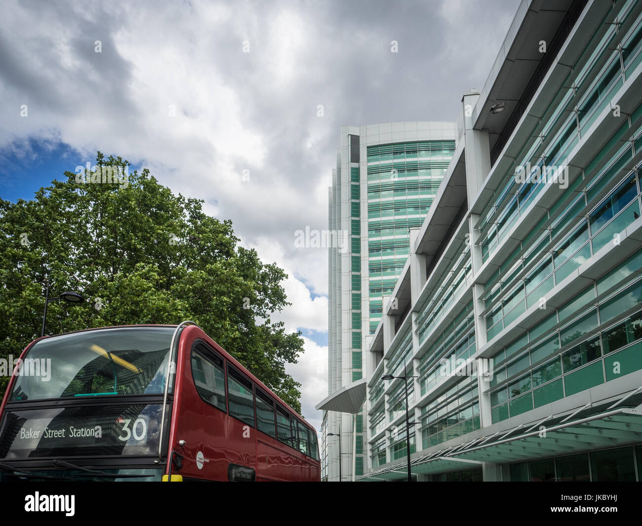 University College Hospital (UCH) - Un autobús londinense pasa el edificio de la UCH en Euston Road, en el centro de Londres. Foto de stock