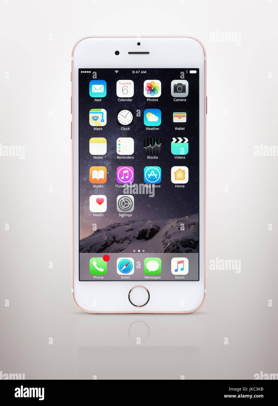 Rosa rosa blanca oro Apple iPhone 6 6s con los iconos del escritorio en su  pantalla aislado sobre fondo gris claro con trazado de recorte Fotografía  de stock - Alamy