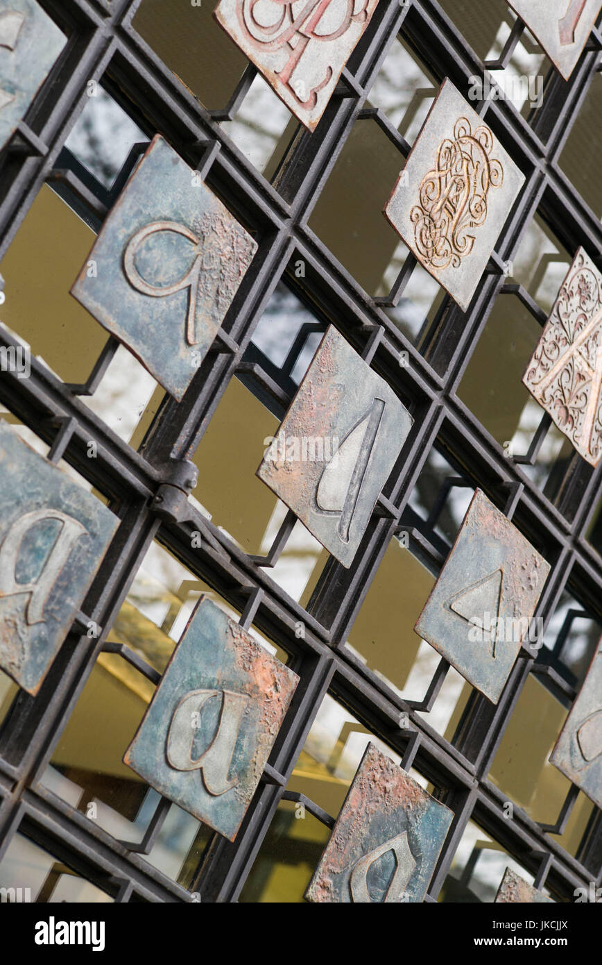 Alemania, Berlín, Nikolaiviertel, alfabeto las puertas de la biblioteca de la ciudad de Berlín Foto de stock