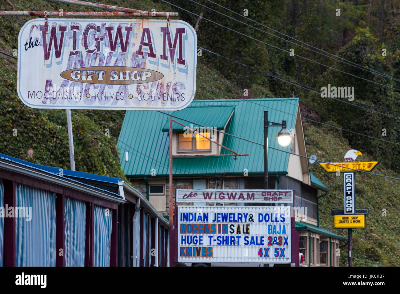 Ee.Uu., Carolina del Norte, Cherokee, Cherokee, la reserva de los indios nativos americanos, signo de la tienda temática Wigwam Tienda de Regalos Foto de stock