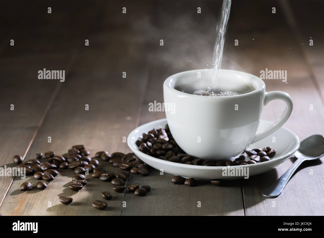 Ponga Agua Caliente A La Taza De Cafe Con Humo Sobre Fondo De Madera Marron Fotografia De Stock Alamy
