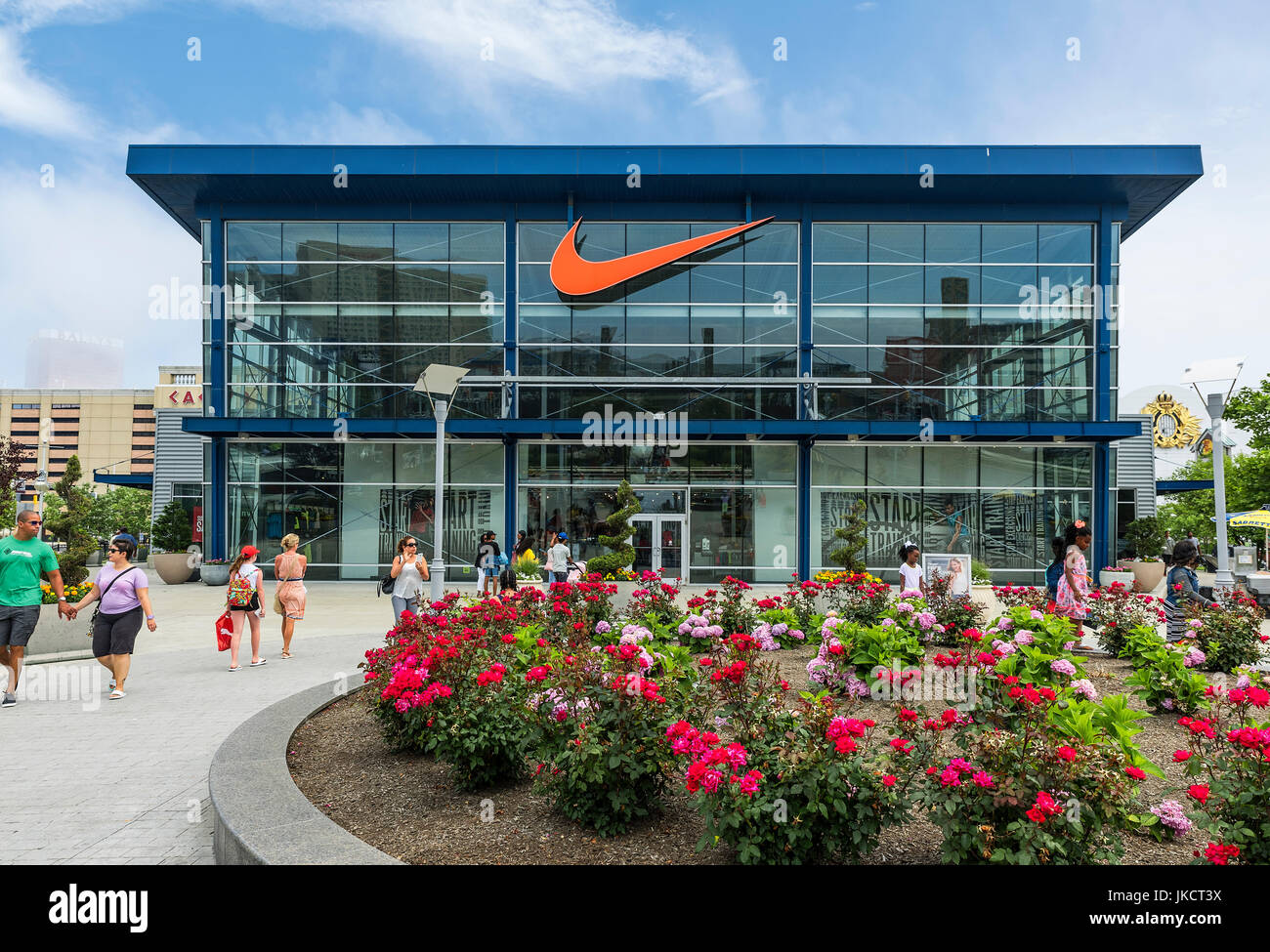 Shopping nike store fotografías e imágenes de alta resolución - Alamy