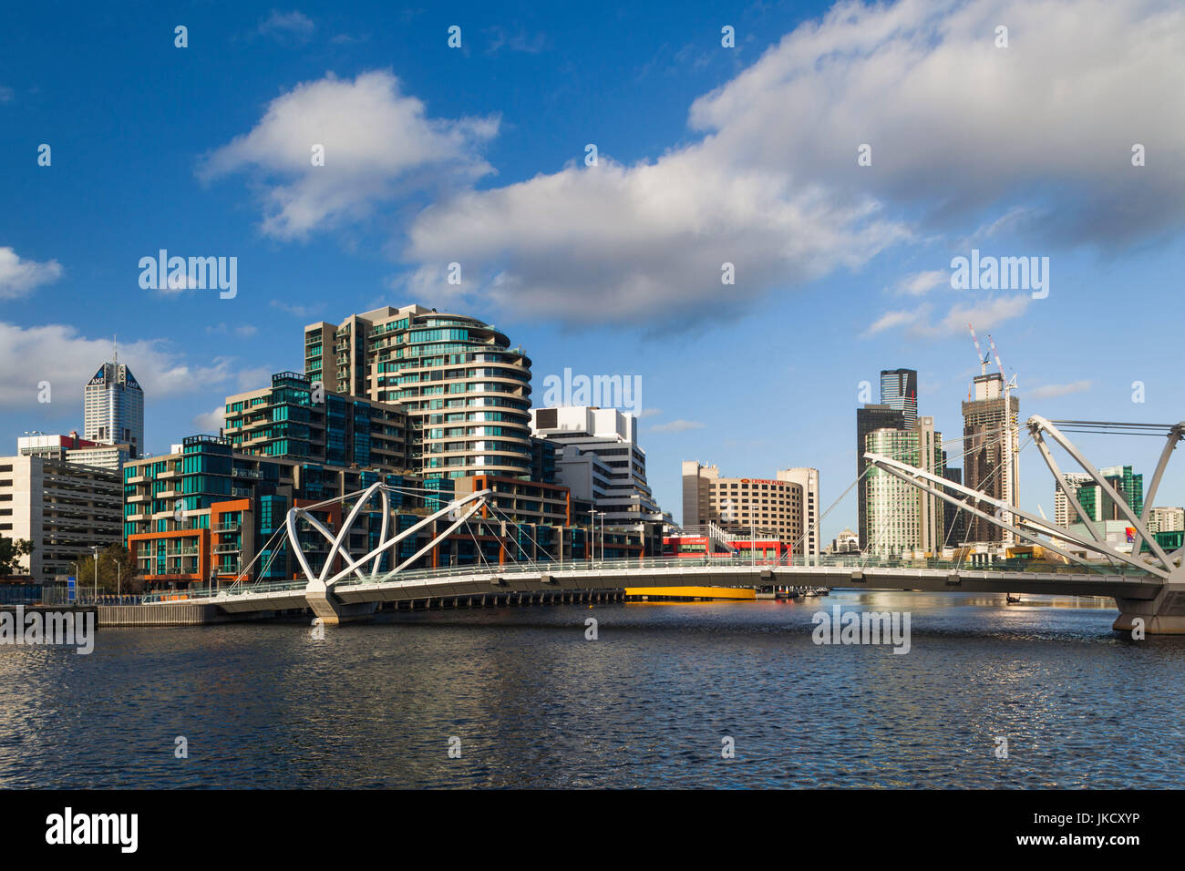 Australia, Victoria, VIC, Melbourne, South Wharf, marinos, Puente Río Yarra Foto de stock