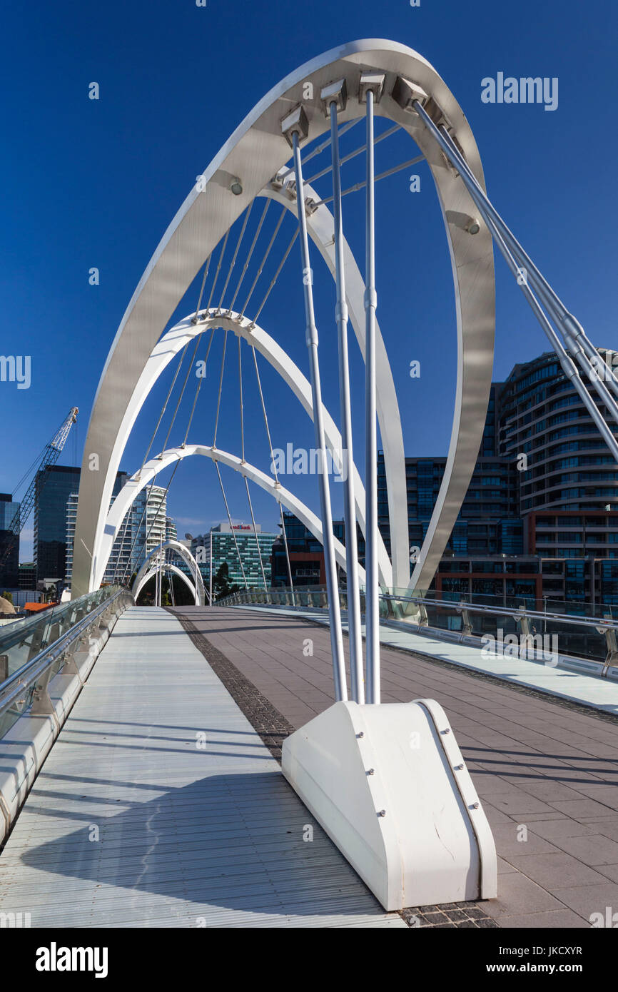 Australia, Victoria, VIC, Melbourne, South Wharf, marinos, Puente Río Yarra Foto de stock