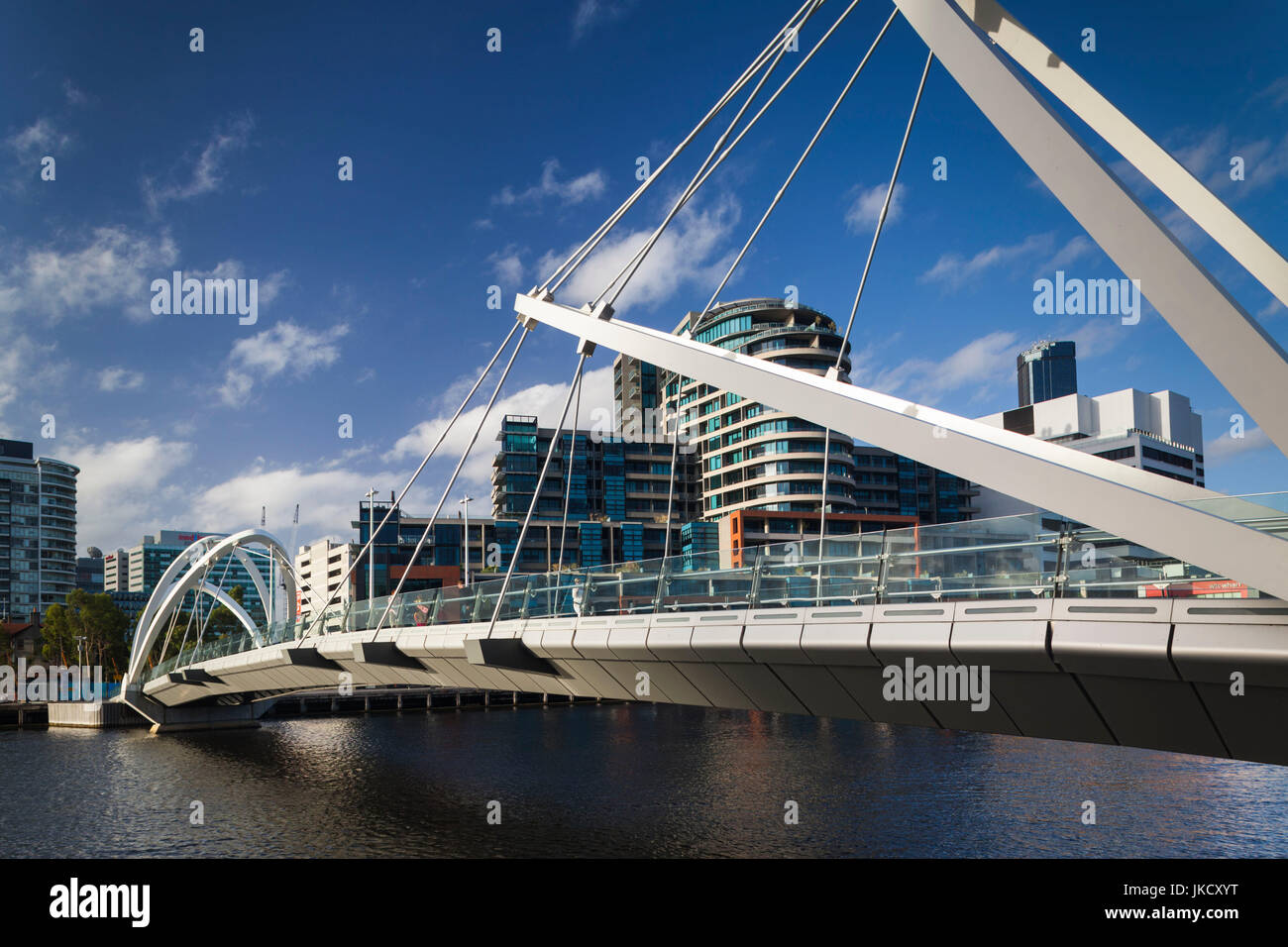 Australia, Victoria, VIC, Melbourne, South Wharf, marinos, Puente Río Yarra Foto de stock