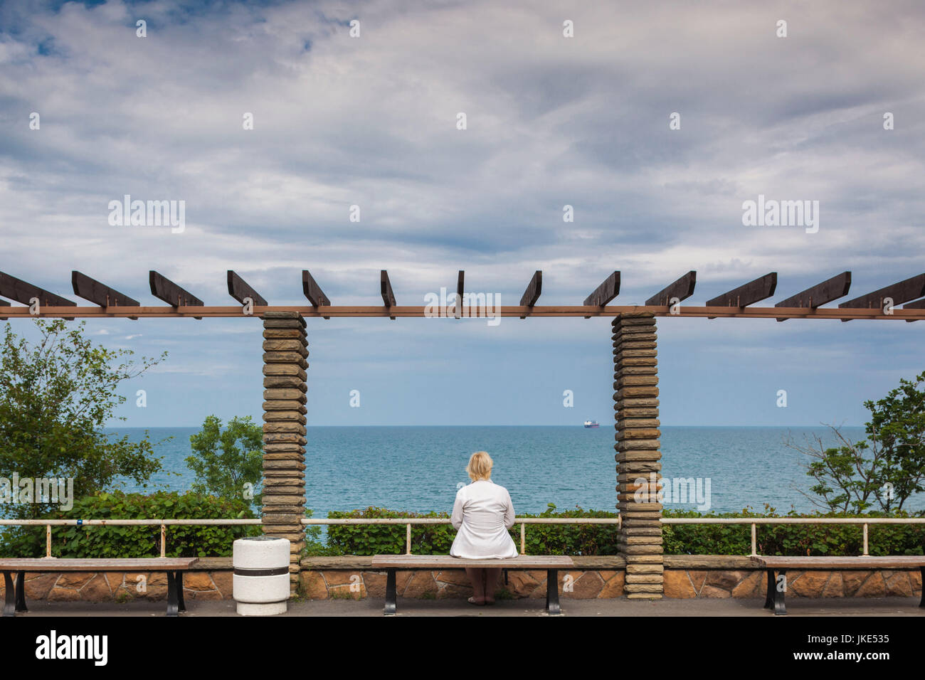 Bulgaria, Costa del Mar Negro, Burgas, Parque Marítimo, mujer sola visitante, Foto de stock