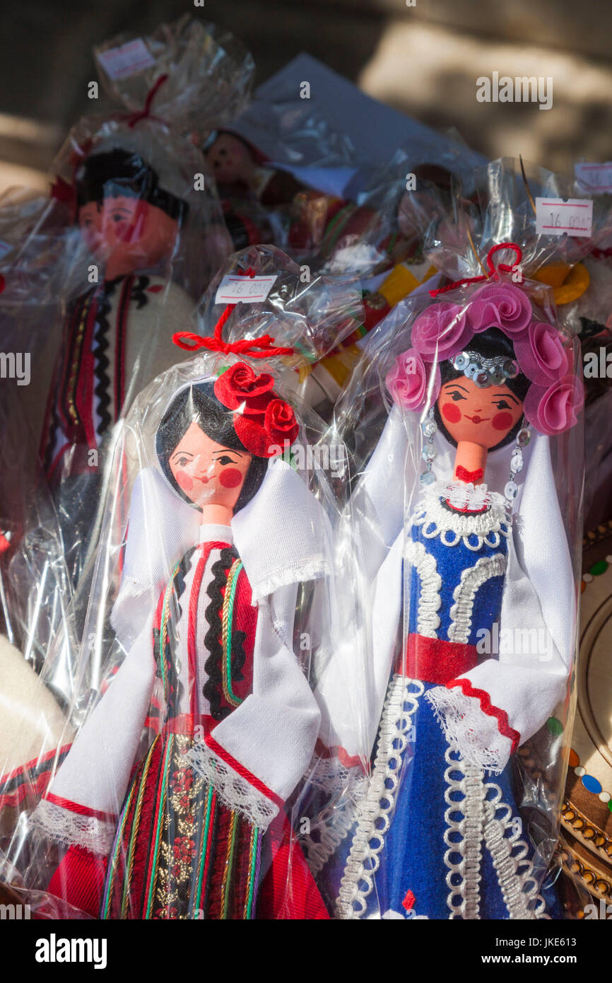Souvenir dolls in traditional costumes fotografías e imágenes de alta  resolución - Alamy