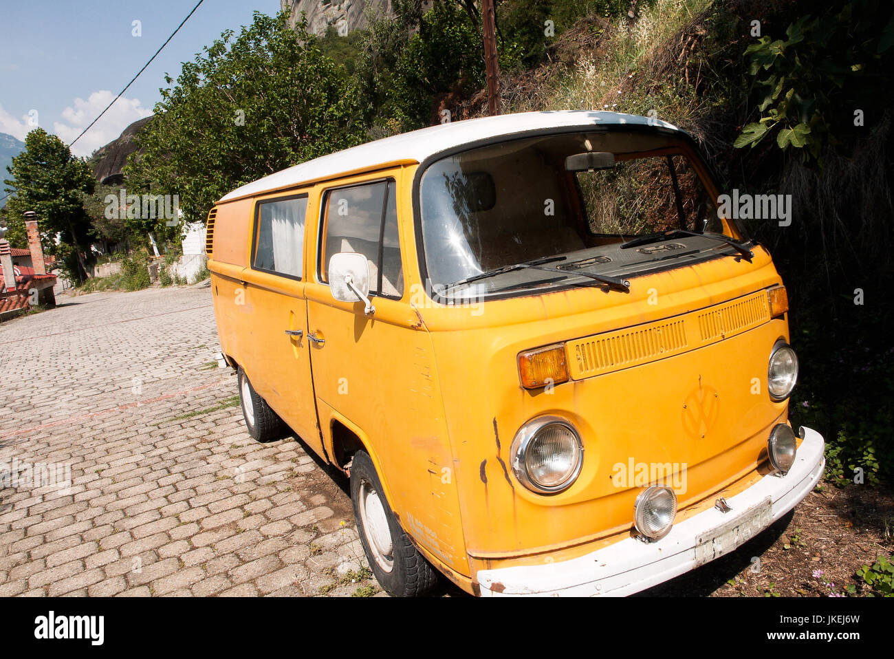 Una Combi amarilla Volkswagen (VW) en Kalambaka, Grecia Fotografía de stock  - Alamy