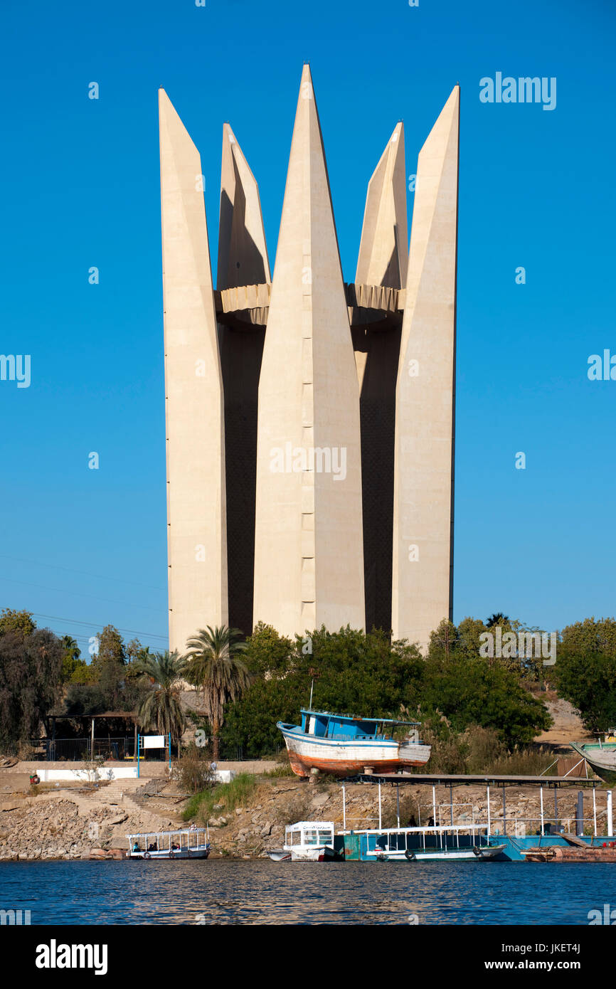 Aegypten, Assuan, Denkmal der ägyptisch-am Assuan-Staudamm russischen Freundschaft, Foto de stock