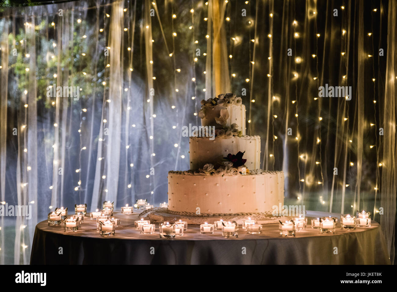 Decoraciones y pastel de boda Foto de stock
