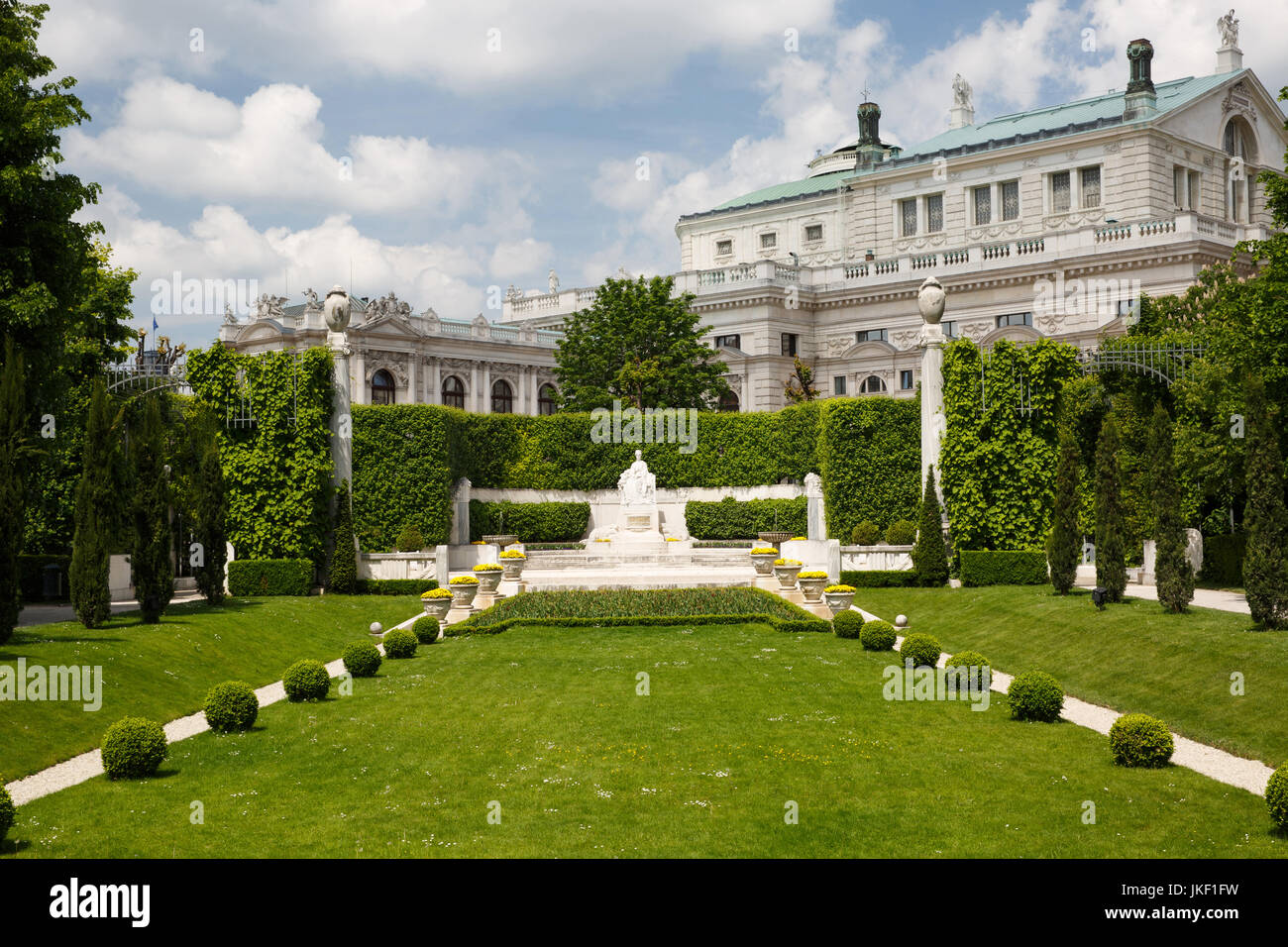 Volksgarten o personas con jardín de la emperatriz Isabel monumento del Palacio Hofburg, Viena en Austria Foto de stock