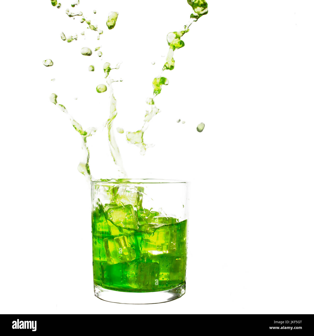 Verde limón bebida. Refresco de verano. Fondo blanco. Foto de stock