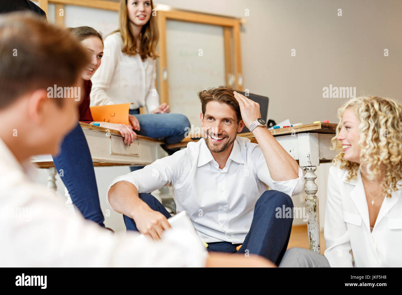 Feliz reunión profesionales creativos en Office Foto de stock