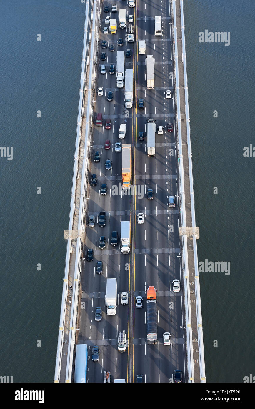 Ee.Uu., la ciudad de Nueva York, el tráfico procedente de Fort Lee, cruzando el río Hudson, vista aérea Foto de stock