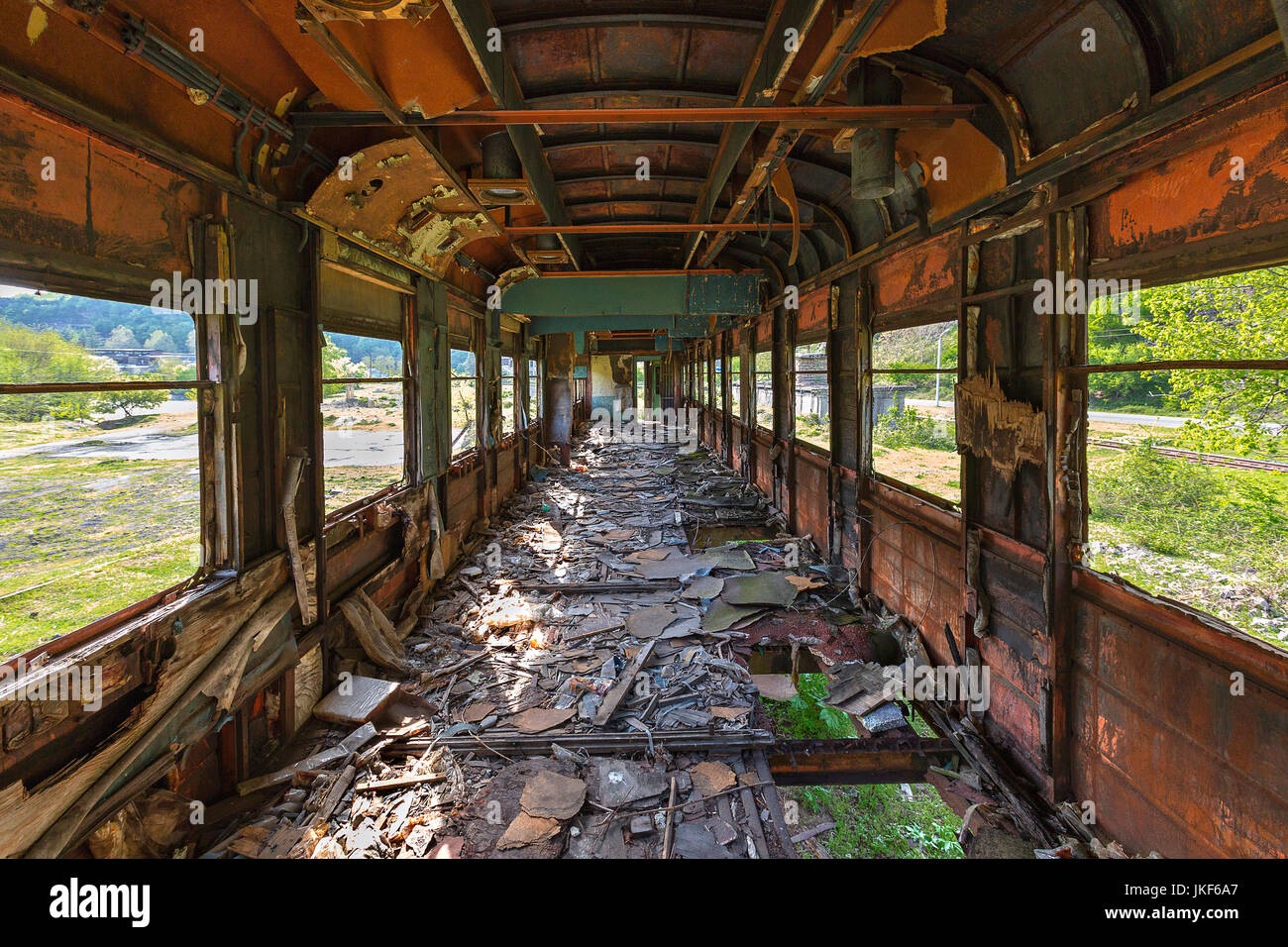 Abandonado viejo vagón de tren soviético en Georgia, el Cáucaso. Foto de stock