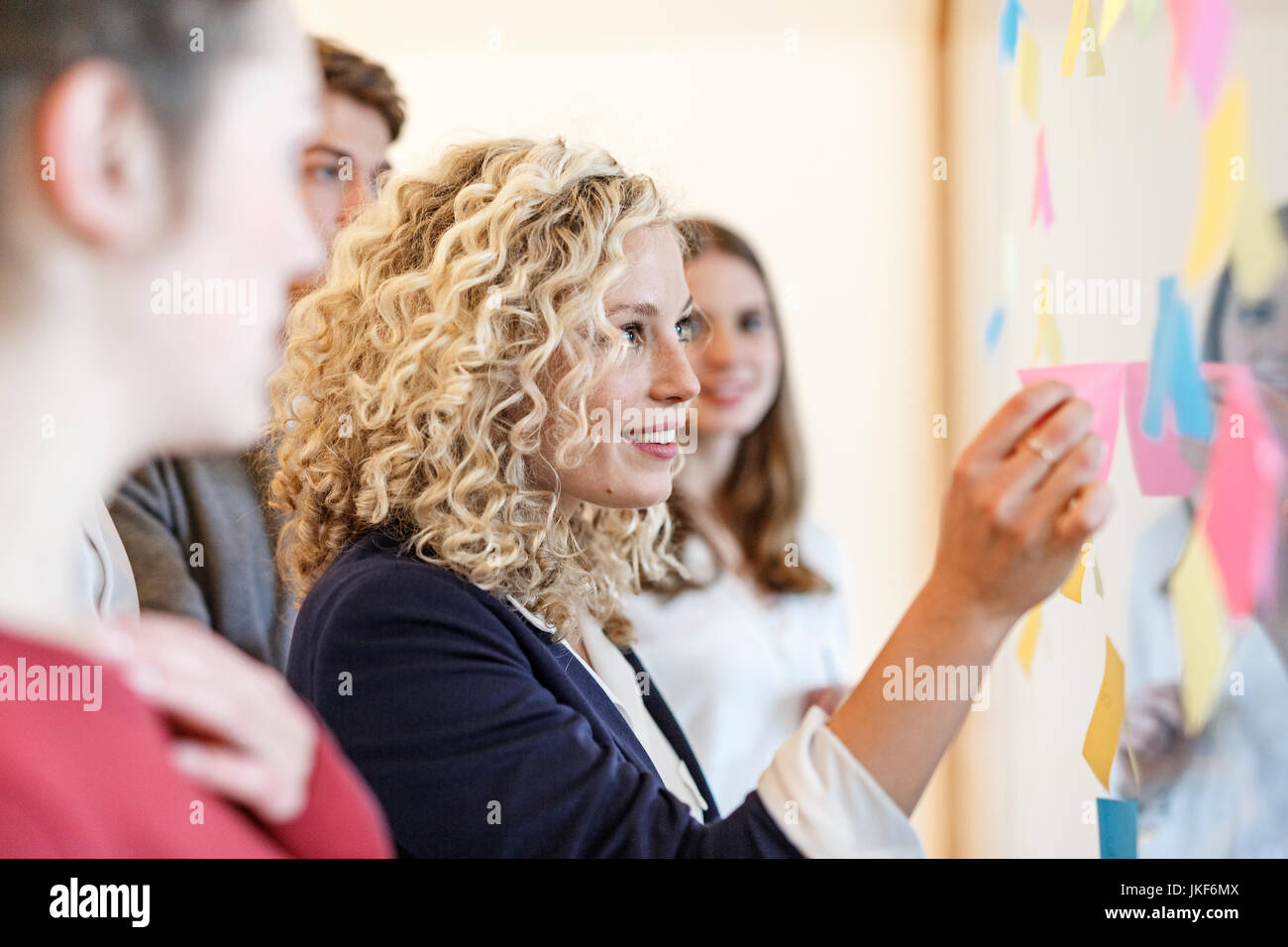 Compañeros de oficina en cristal con notas adhesivas Foto de stock