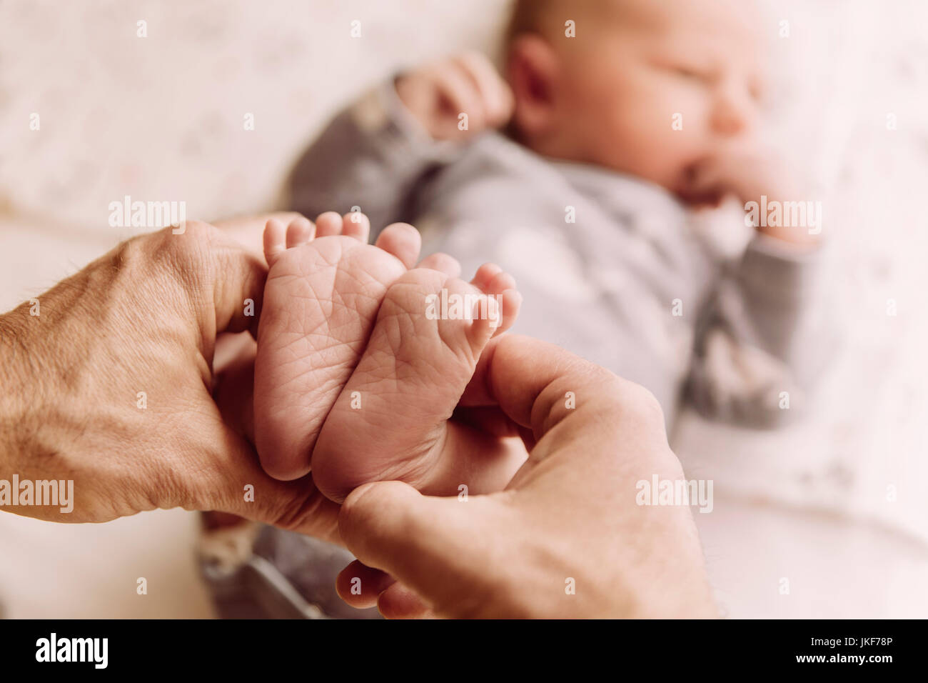 Pies de bebé recién nacido niño retenidos por el padre'äôs manos Fotografía  de stock - Alamy
