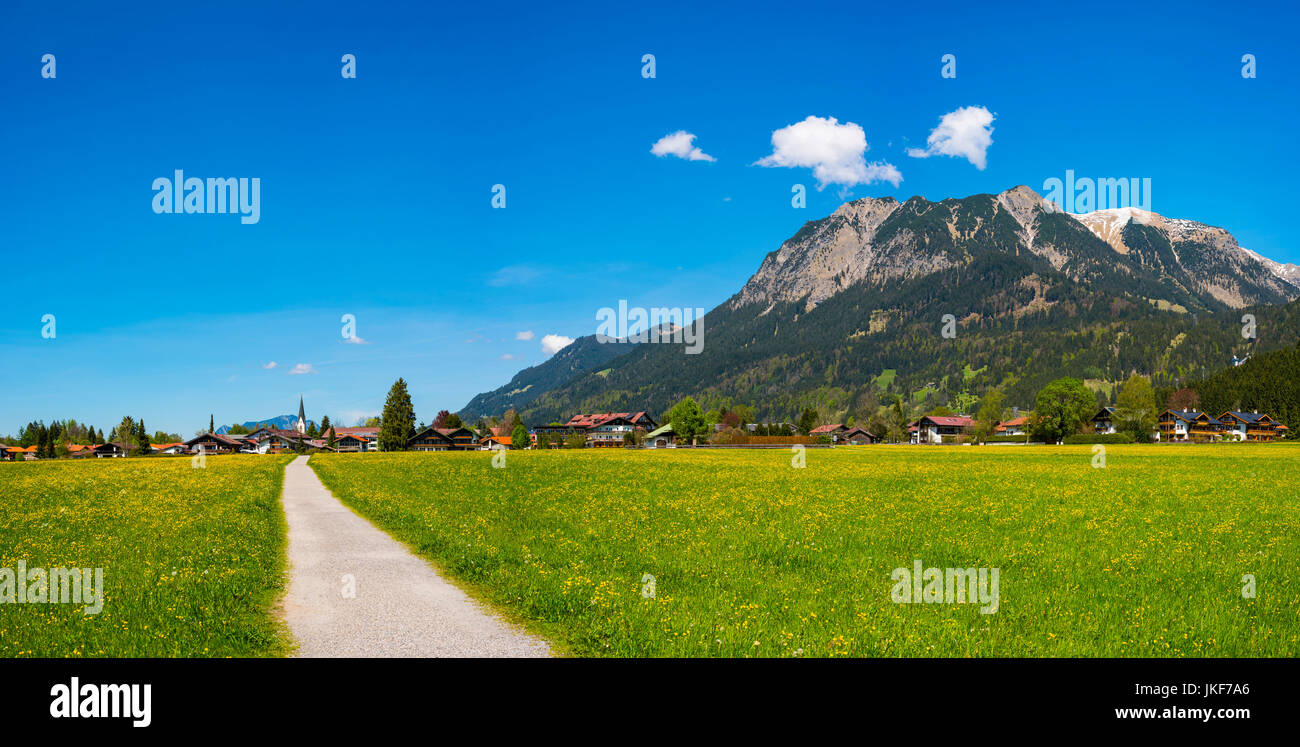 Lorettowiesen, dahinter Oberstdorf und die Allgaeuer Alpen, Allgaeu, Bayern, Deutschland, Europa Foto de stock