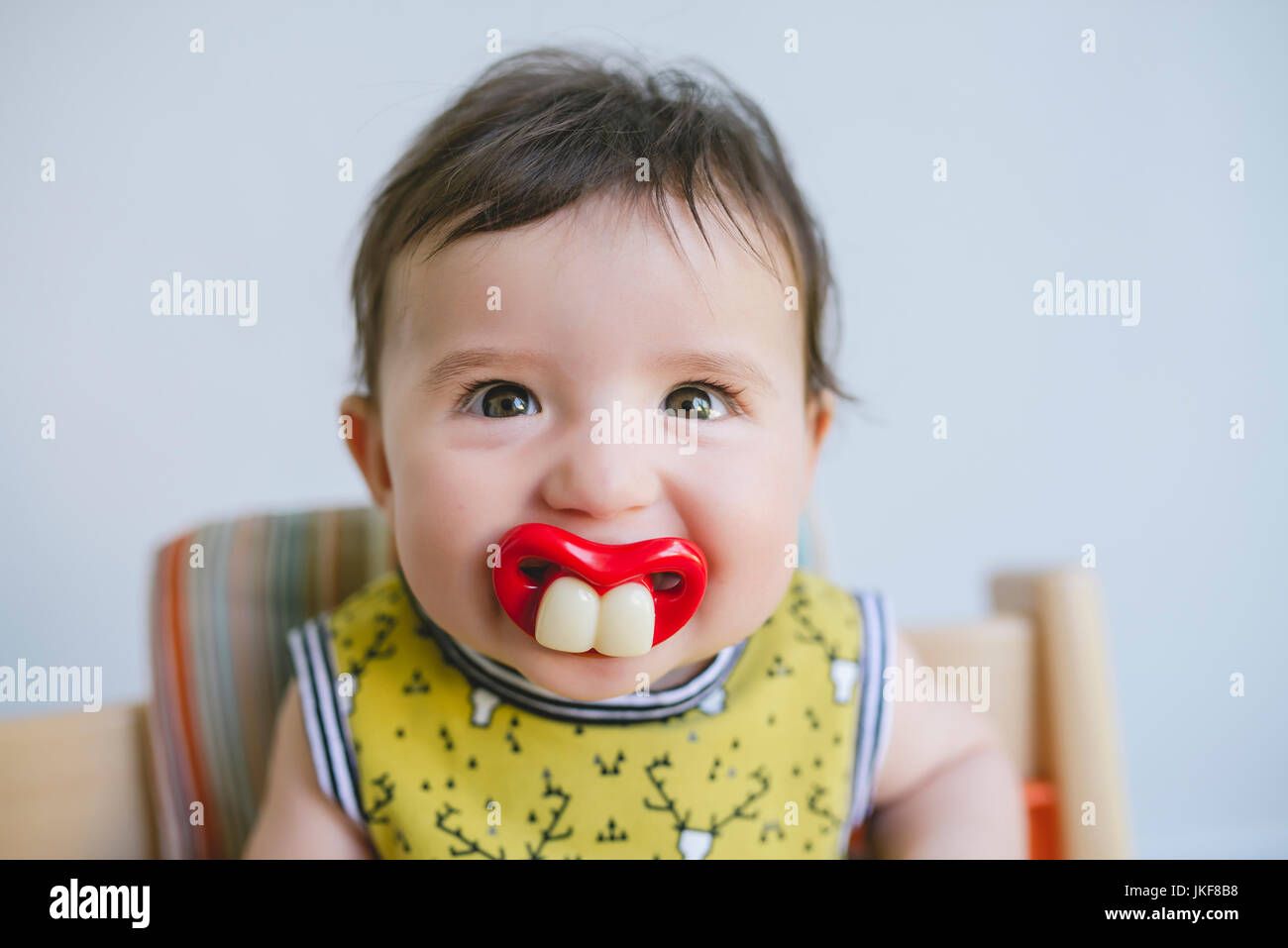 Retrato de niña chupar un chupete con dientes postizos y la boca Fotografía  de stock - Alamy