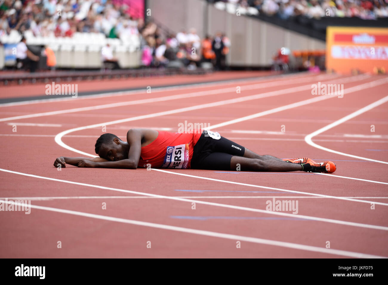 Mohamed Hersi se derrumbó después de los 5000m T20 en el Campeonato Mundial de Atletismo en Londres, Reino Unido Foto de stock