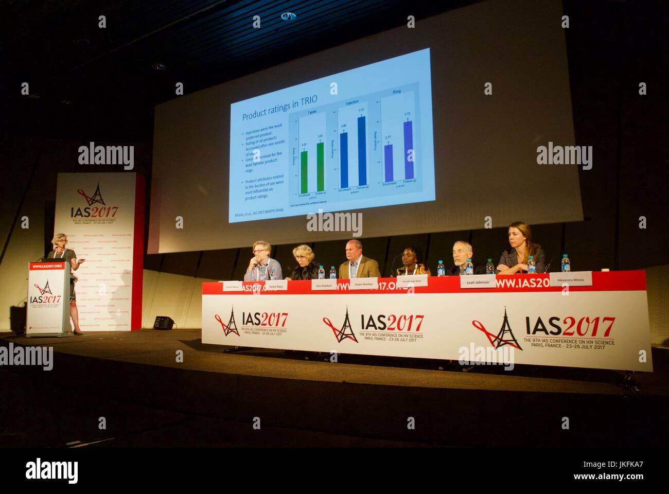París, Francia, IAS, reunión de la Sociedad Internacional del SIDA, el altavoz en el podio con diapositivas de presentación Foto de stock