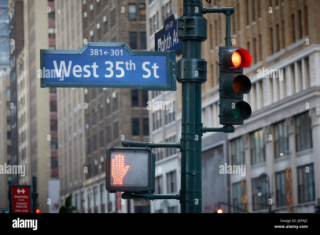 La Ciudad de Nueva York, Manhattan, West 35th Street nombre Sign on 8th Avenue Foto de stock