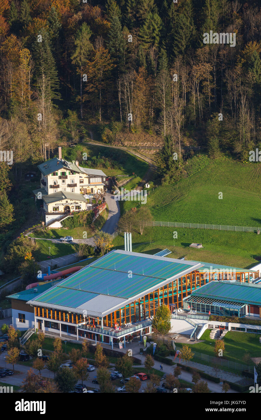 Alemania, Baviera, Berchtesgaden, niveles elevados de vista del Watzmann Therme parque acuático Foto de stock