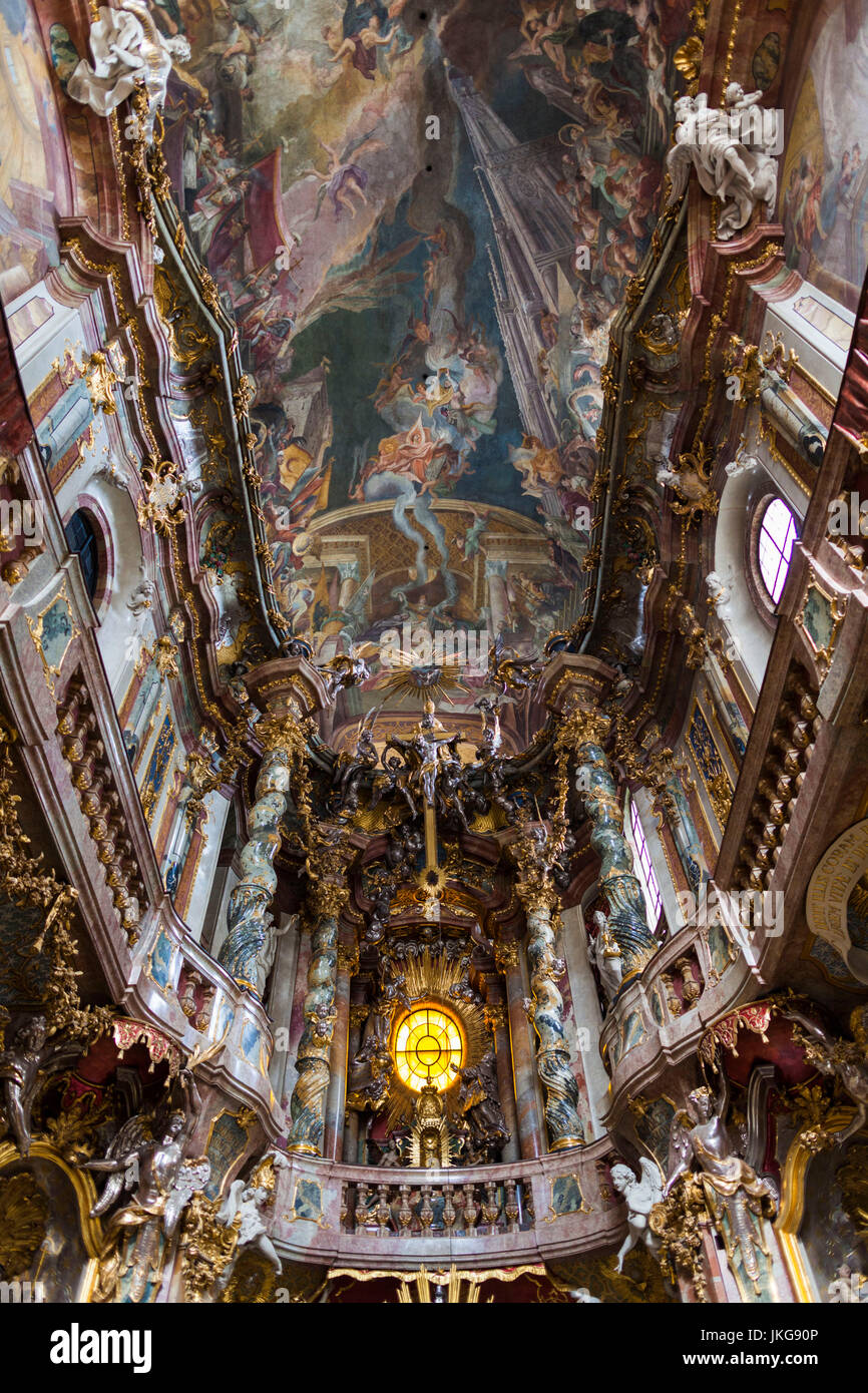 Interior de la iglesia barroca fotografías e imágenes de alta resolución -  Alamy