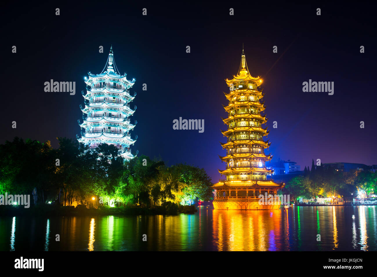 Guilin torres gemelas en el parque de la ciudad iluminada en Guangxi, China Foto de stock