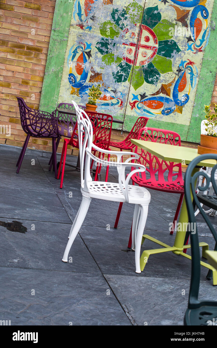 Colorida zona de estar exterior de un moderno restaurante o cafetería Bistro urbano Foto de stock