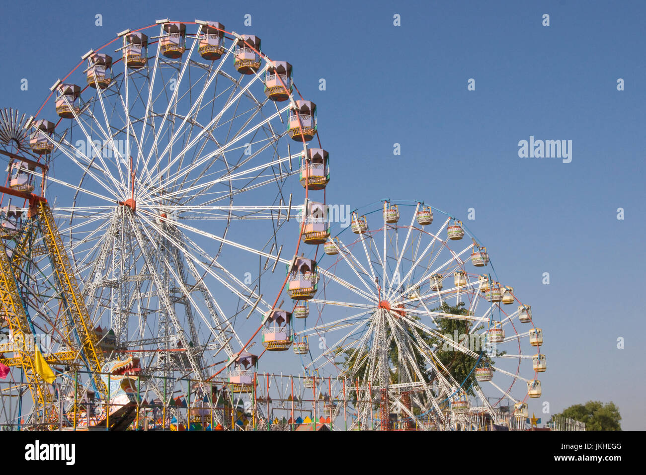 Ruedas de Ferris en la anual Feria de Pushkar en Rajasthan, India. Foto de stock