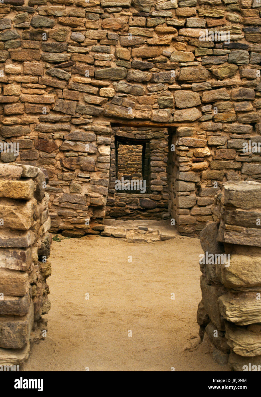 Una serie de puertas en el este bloque de habitaciones de varios pisos de  ruinas Aztecas pueblo, Nuevo México: observar el alto alféizares para  reducir bosquejos y conservar el calor Fotografía de