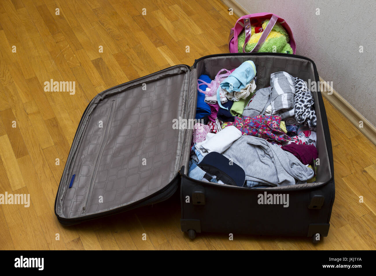 Maleta abierta con cosas plegadas Fotografía de stock - Alamy